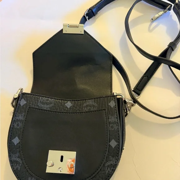 MCM Patricia shoulder bag in black Visetos monogram - Picture 10 of 15